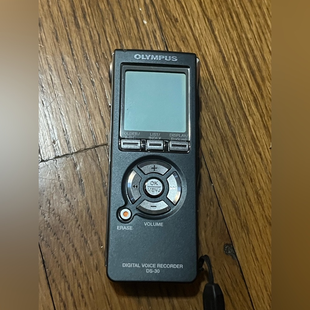 Olympus DS-30 Battery Operated Handheld Digital Voice Recorder w/accessories